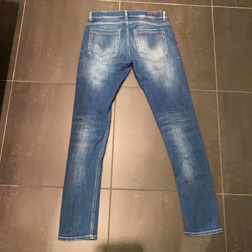 Ordinarie pris ca 3000kr säljer för 600kr. Modell: George skinny fit strl 30. Köparen står för frakten. Jeans & Byxor.