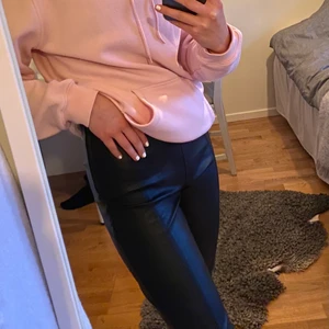 Byxor - Asballa skinnbyxor (skinnimitation) från ginatricot. Sparsamt använda och i fint skick💓