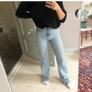 Zara jeans  - Lånade bilder!! Säljer dessa slutsålda jeansen från zara. Dom är i raw cut och långa i benen. Köpta här på Plick för 590kr men dom var alldeles för små, säljer dom för 300kr. Om fler är intresserade blir det budgivning🤍 kan skickas mot fraktkostnad. Alternativt om nögon vill byta mot en storlek 34