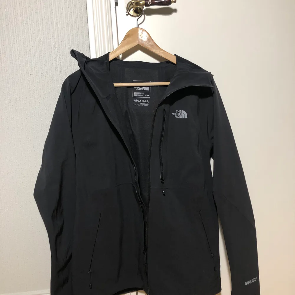 North Face all weather proof black// Is rather size M. Jackor.
