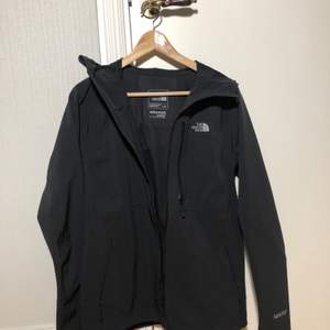 North Face all weather proof black// Is rather size M