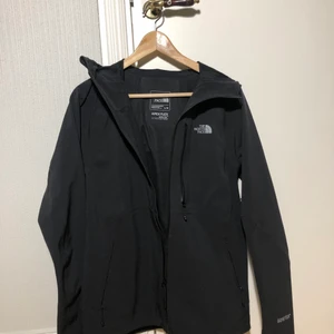 North Face Jacket - North Face all weather proof black// Is rather size M