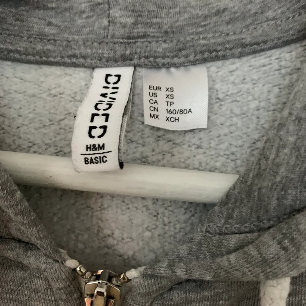 En vanlig grå hoodie från H&M i storlek XS men vita snören.. Hoodies.
