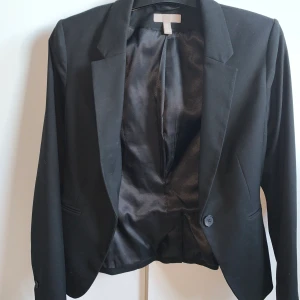 Kavaj ifrån Hm storlek 38 - Kavaj storlek 38, fint att ha om man är mindre i storlek för att få den lite mera oversized. Fin i skick