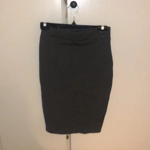 Kjol  - Snygg tajt kjol!! Sitter perfekt på. Aldrig använt den