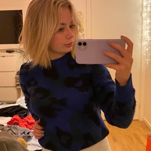 Stickad tröja - Blå jättefin stickad tröja med fint mönster. Den är otroligt varm, därför toppen till vintern. Har användt den kanske 3 gånger men tycker knte riktigt att den passar mig. Kan matchas med i princip vadsomhelst!