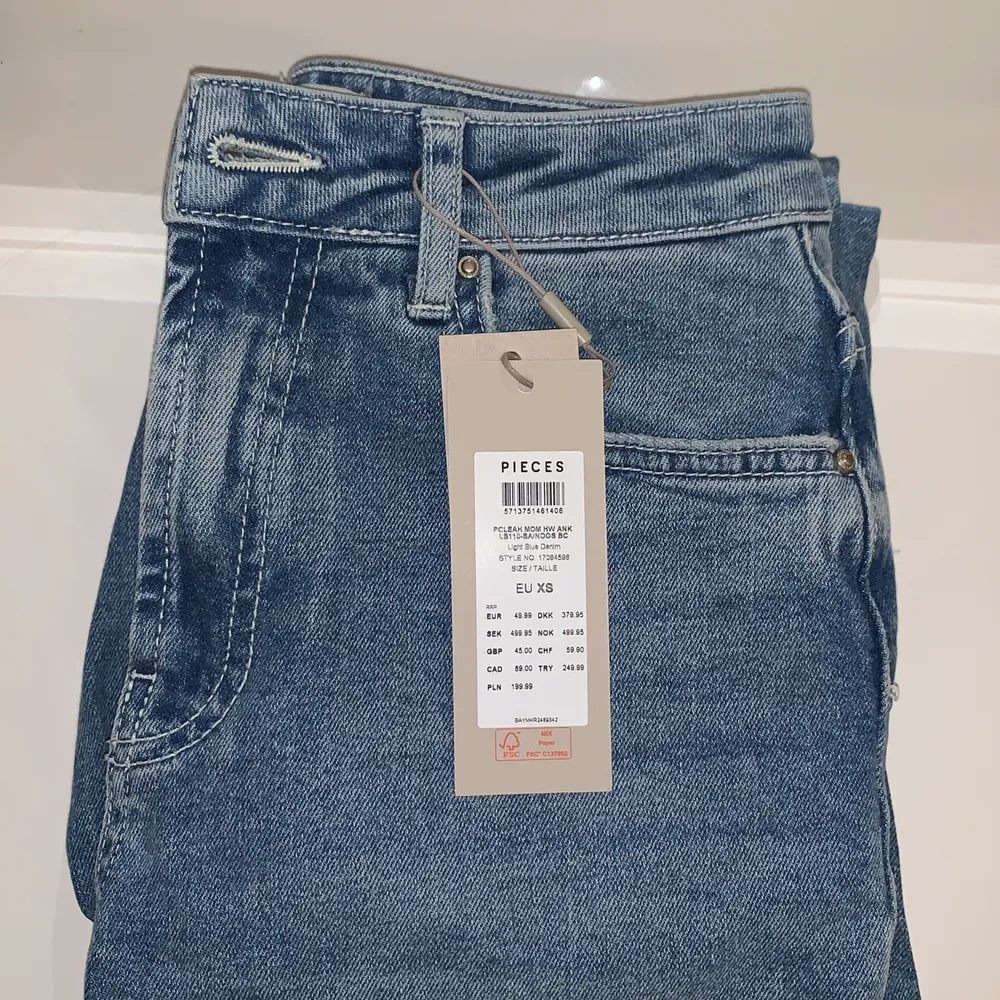 Dessa helt nya (prislapp kvar) mom jeansen är otroligt fina, men säljer då jag själv inte passar i dessa typ av jeans. Storlek XS, köpa på bubbleroom för 500kr. Säljer för 200 + 60kr frakt. . Jeans & Byxor.