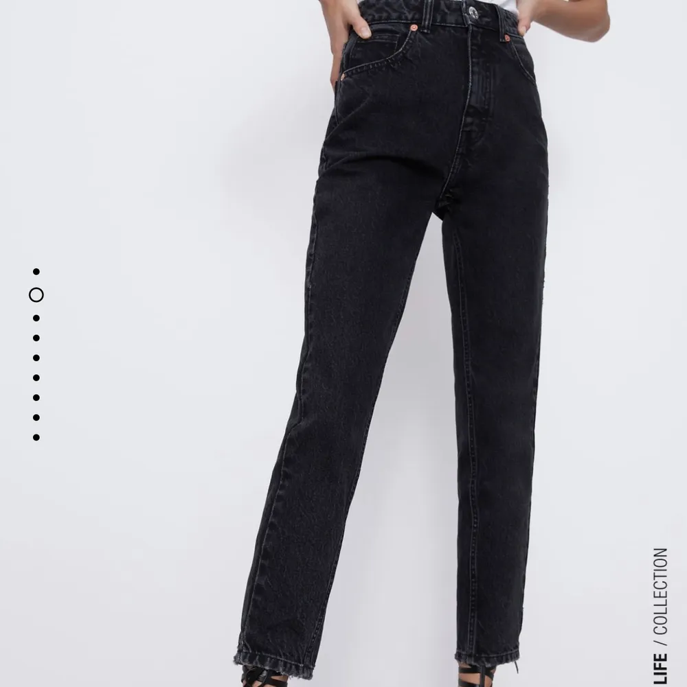 Svarta mom jeans från Zara. Byxorna är sparsamt använda och därför i mycket bra skick. Köpare står för frakten💗. Jeans & Byxor.