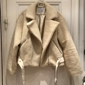 Teddy jacka - Vad: Benvit teddyjacka Storlek: 40 Märke: Hannalicious x NA-KD Material: 100% polyester Skick: Använd nån enstaka gång och fortfarande i fint skick! Pris: 350 kr + 122kr frakt 