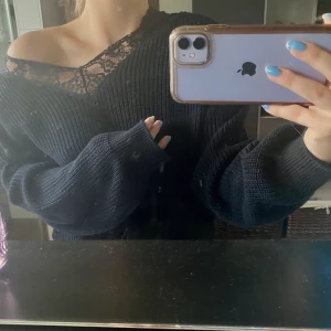 Stickad tröja - Jätte fin stickad tröja nu till hösten !! Jätte fint skick och en söt spets detalj vid kragen, den är oversize på mig som har S i vanliga fall men de är super snyggt enligt mig, kund står för frakt (63kr)💕💕💕