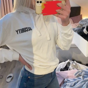 Hoodie  - Säljer denna hoodie från nakd med trycket security (inga tryck där bak endast vit) då den inte kommer till användning, gott skick och inga fläckar eller något🤩 storlek XS och är ganska tunn i materialet, 70kr (köparen står för frakten) ✨