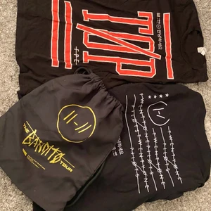 Twenty one pilots - En t-shirt, en tjocktröja och en gympapåse. Föredrar att sälja allt tillsammans för 450kr eller bud. T-shirt: storlek M, 100kr. Tjocktröja: Storlek L, 250kr. Påse: 200
