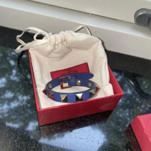 Valentino armband  - Säljer detta superfina armband som köptes detta år, super fint skick och äkthetsbevis och valentino låda samt dustbag medkommer. Kan även tänka mig byta mot en annan färg 