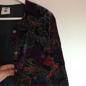 Retro blazer - En retro blazer i sammet från secondhand. Jag har storlek s/m och jackan sitter fint på mig🌺