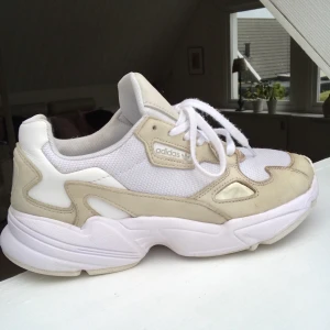 Adidas falcon vita/beiga - ADIDAS falcon skor i strl 39. Väl använda o har några få fläckar på lädret, men fortfarande väldigt snygga och inget som märks så jättemycket. Nypris: 1000kr, mitt pris: 270kr+frakt 💕💕 (pris kan diskuteras)