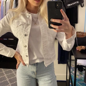 Vit jeans jacka  - Säljer min kroppade jeans jacka! Den är i bra skick men har en liten brun fläck på armen, men inget man tänker på (går säkert bort med medel)💞