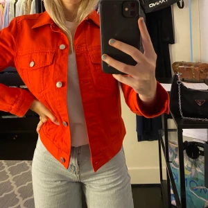 Röd jeans jacka  - Säljer min fina röda jeans jacka som är i ett super bra skick. Jag använder tyvärr inte den längre därför säljer jag den!💞