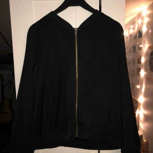  - Tunn svart bomberjacka perfekt till våren! Det står i jackan att den är storlek XL men skulle säga att den mer är L/M. Köparen står för frakten, kan mötas upp i Lund 