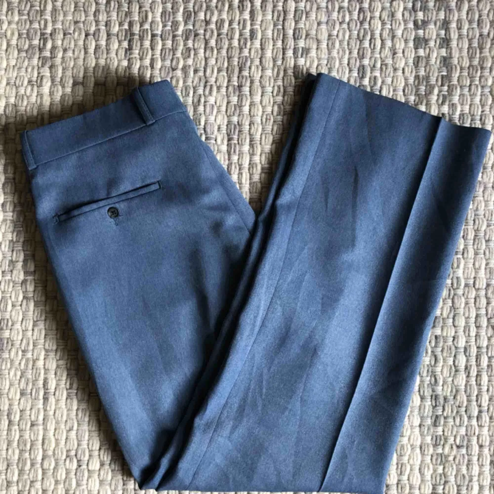 Blå byxor i bra skick! Köparen står för eventuell frakt, jag kan annars mötas upp i Stockholm!. Jeans & Byxor.