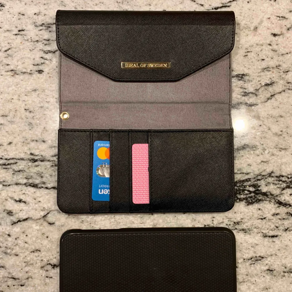 iPhone Xs Max plånboksfodral från iDeal of Sweden. Sparsamt använt i ca 2 månader. Hör av dig!  Priset inkluderar ej frakt. . Accessoarer.