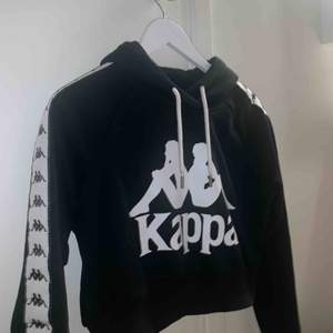 Kappa hoodie, nypris 629kr. Säljer pga använder inte längre men i jätte bra skick. Skriv för fler bilder. Fraktar