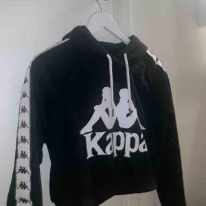 - Kappa hoodie, nypris 629kr. Säljer pga använder inte längre men i jätte bra skick. Skriv för fler bilder. Fraktar