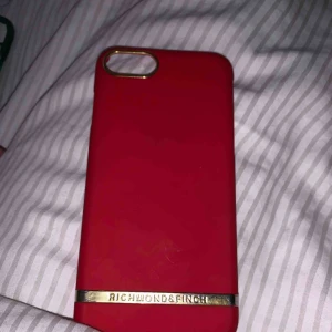  - LIPSTICK RED SATIN iPhone skal Lite slitet på själva märket men man lägger inte märke till det annars är allt super bra skick Nypris:199 Köparen står för frakten  Kan även mötas upp i gävle/stan