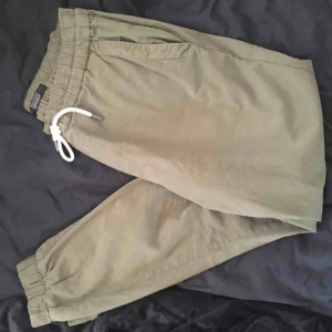  - Gröna byxor från bershka !Mycket bra skick  Kontakt:  0732500530(nås på sms) Köparen står för frakten!