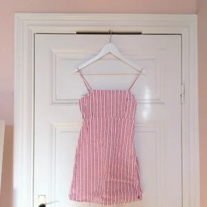  - Jättesöt röd- och vitrandig klänning från Pull & Bear. Har använt den typ en gång pga den är lite väl kort på mig som är 166cm, passar nog bättre på nån som är kortare! 60% bomull och 40% viskos = jätteskön när det är varmt. Hämtas i Stockholm eller skickas mot frakt  (36kr) ✨