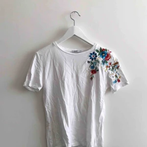  - Jättefin T-shirt från zara med snygga broderier! Perfekt till vår/sommar🥰🥰🥰