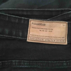  - Svarta jeans från pull&bear! Dem är för herr i storlek 44.   Kontakt:  0732500530(nås på sms) Köparen står för frakten!