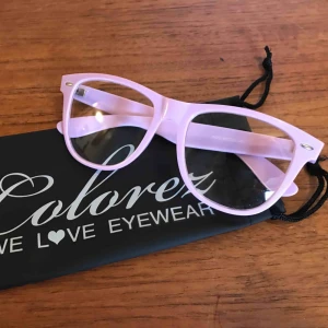  - Glasögon, dom är använda och har små repor i glasen, väldigt små, så dom syns inte på bild. 10:- plus frakt 9:- =19:- totalt