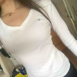  - Tröja Tommy hilfiger. Använd 1 gång.