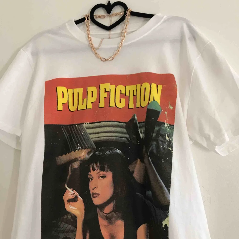 Superfin Pulp fiction tröja från Pretty little thing. Helt ny och aldrig använd. Storlek M/S. T-shirts.