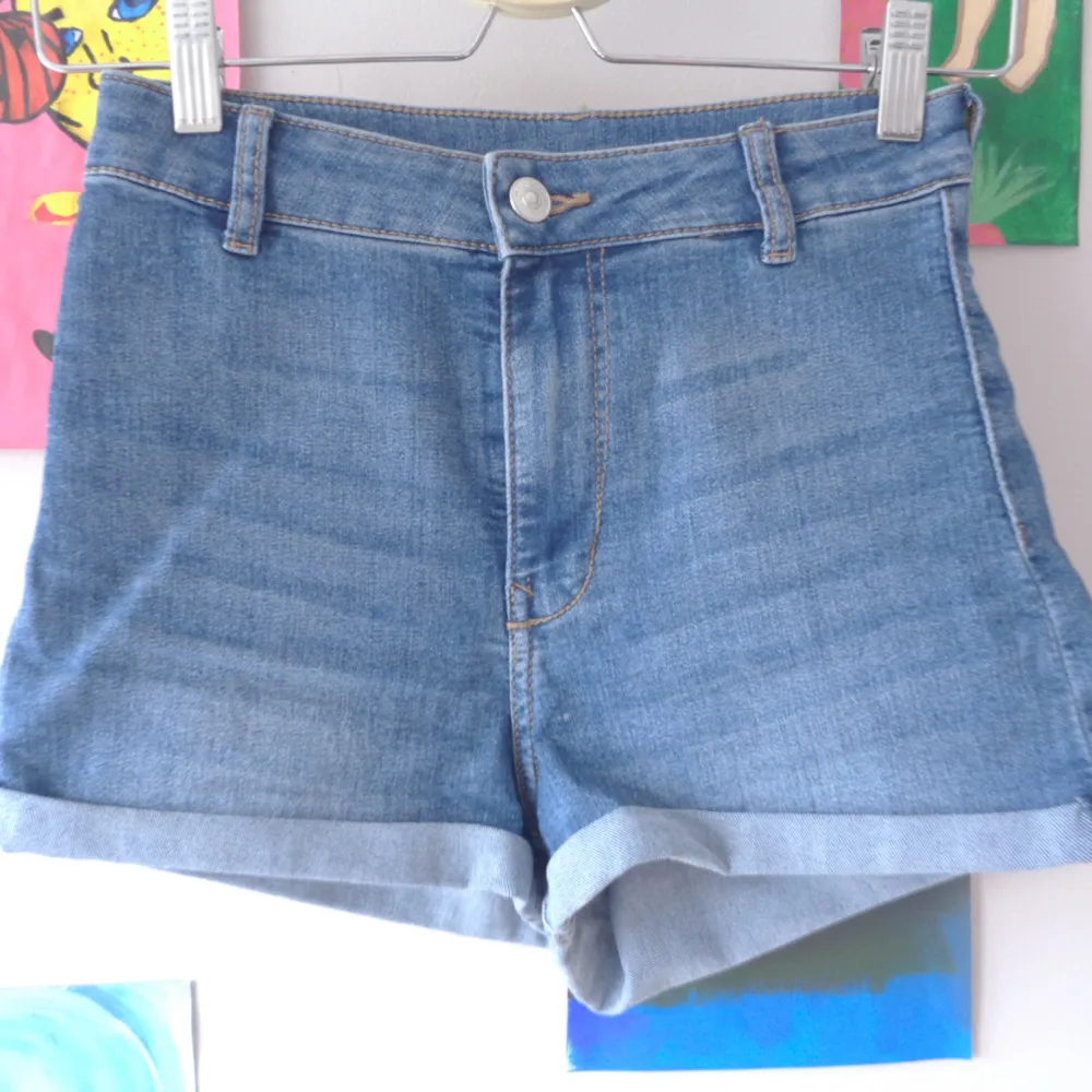 Basic jeans shorts ifrån HM ,ett par för 50 eller båda för 80,frakt tillkommer :). Shorts.