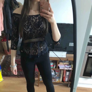  - Marinblå spetströja från Hollister. 