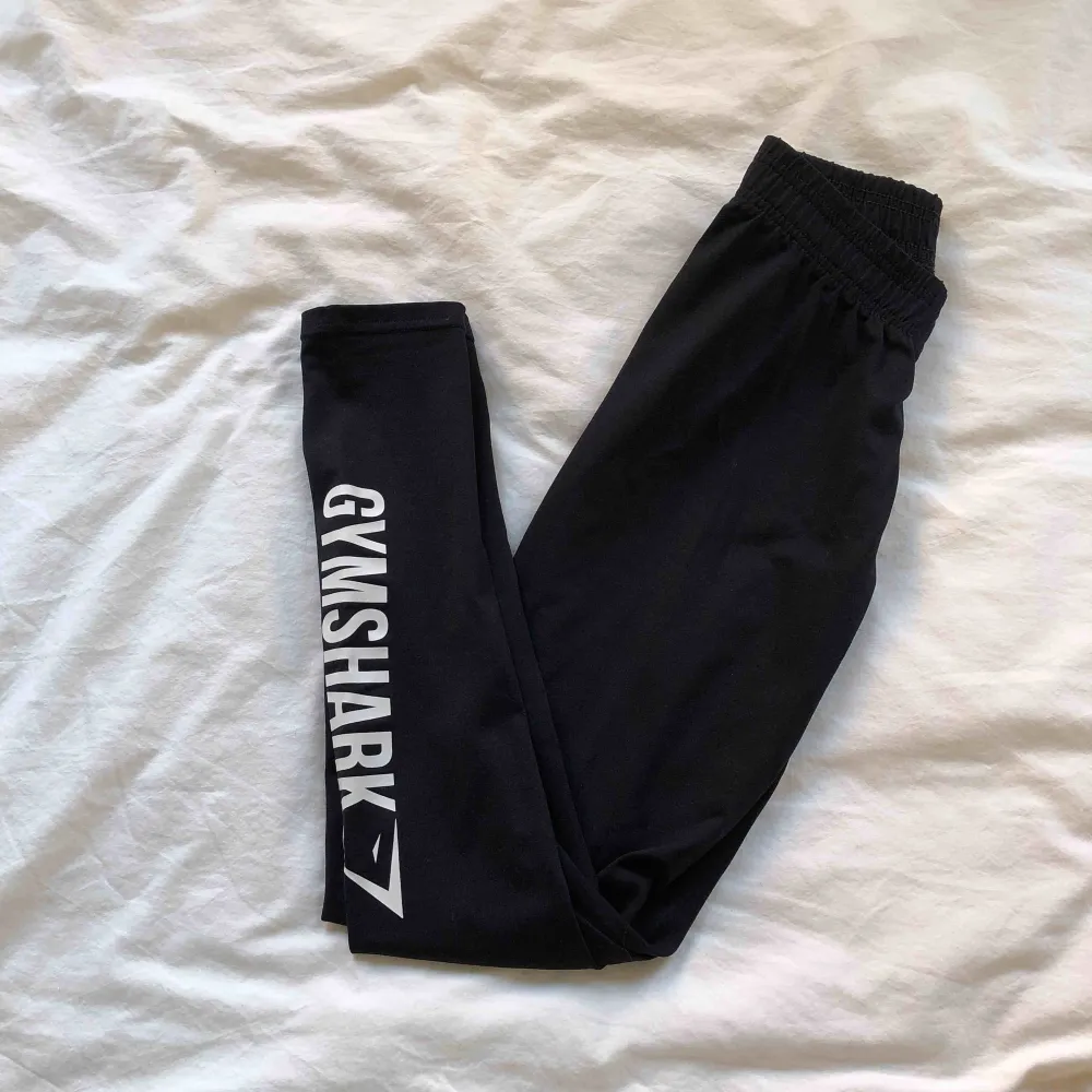 Svarta leggings ifrån Gymshark. Säljer på grund av fel storlek, använd endast 1 gång. Frakt tillkommer!. Jeans & Byxor.