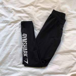 Svarta leggings ifrån Gymshark. Säljer på grund av fel storlek, använd endast 1 gång. Frakt tillkommer!
