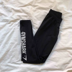  - Svarta leggings ifrån Gymshark. Säljer på grund av fel storlek, använd endast 1 gång. Frakt tillkommer!