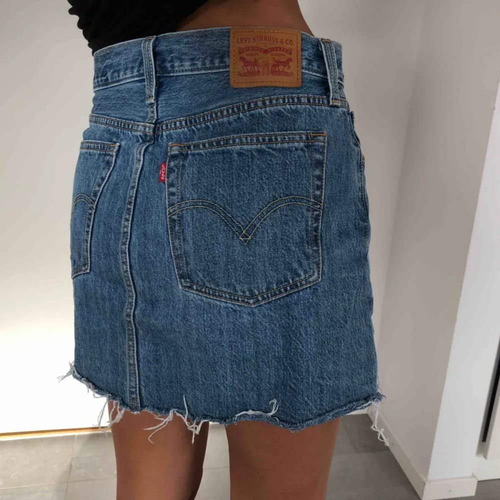 Perfekta jeanskjolen från Levis. Mycket fint skick, inköpt förra sommaren. Kjolar.