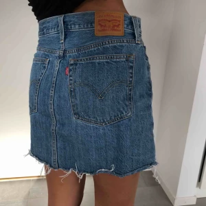  - Perfekta jeanskjolen från Levis. Mycket fint skick, inköpt förra sommaren