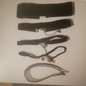  - Fem stycken chokers från Ur & Penn, H&M m.m. Vissa av dem är aldrig använda varav dem som är det, använde jag för flera år sedan. Nu vill jag gärna att någon ska få använding för dessa superfina chokers!