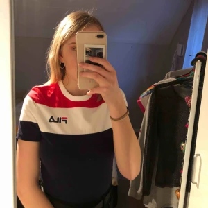  - En superfin Fila tröja som har använts sparsamt! Storlek S, den passar nog även XS! Kan mötas upp i Göteborg, annars står köparen för frakt (frakten ingår ej i priset)! Betalning sker via swish❤️❤️💓