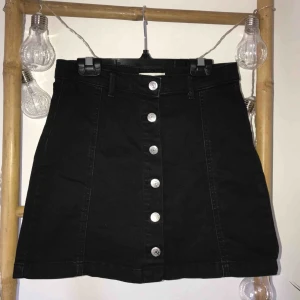  - Svart jeanskjol från Gina Tricot, frakt på 55kr tillkommer :)