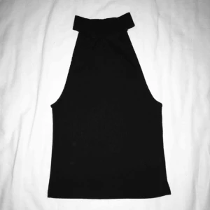  - Turtle neck topp från BikBok. Croppad och väldigt bekväm. Snygg och knappt använd. Om du har några frågor eller vill ha fler bilder är det bara att skicka till mig 😊 Frakt betalar köparen. 
