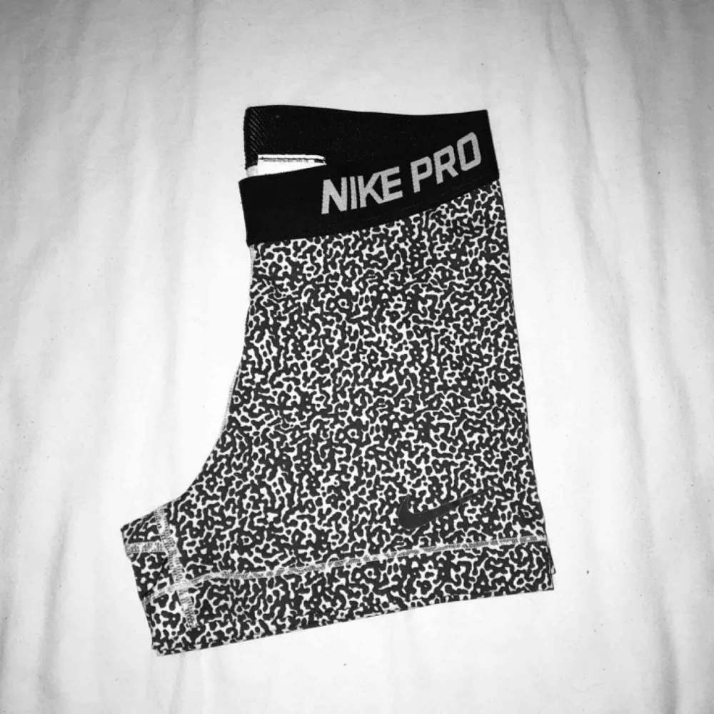 Super snygga Nike shorts. Väldigt bekväma och knappt använda. Passar både S och XS. Har du några frågor eller vill ha fler bilder är det bara att skriva till mig 😊 Frakt betalar köparen. . Shorts.
