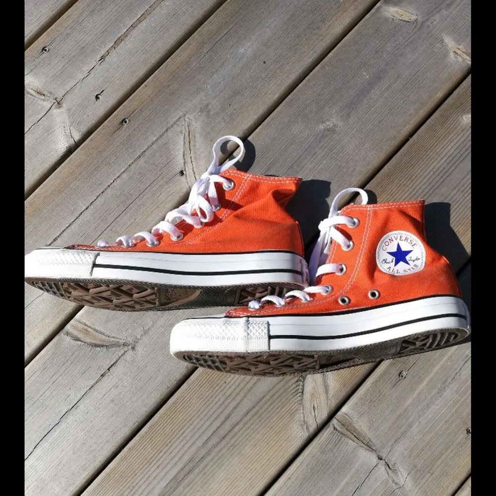 Äkta orangea converse som har använts ca 2 gånger max. Skorna är som nya och är sköna att gå i. Köparen står för frakt. . Skor.