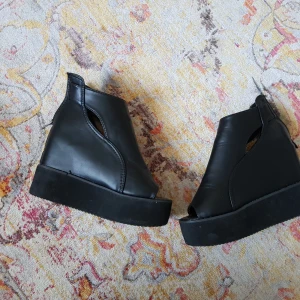  - Nice and comfortable platform shoes in black leather. size 37. only use a few times.