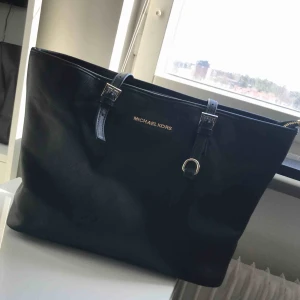  - Svart Michael kors väska (inte äkta) 