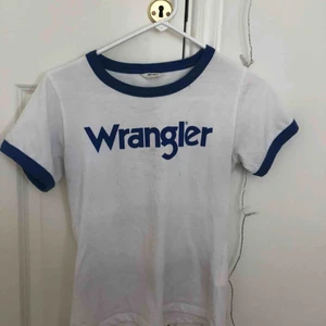 Wrangler t-shirt - Wrangler t-shirt köpt på Carlings, i storlek XS men passar även S.🦋 Nyskick och tvättas självklart innan den skickas. 100 kr inklusive frakt 🦋